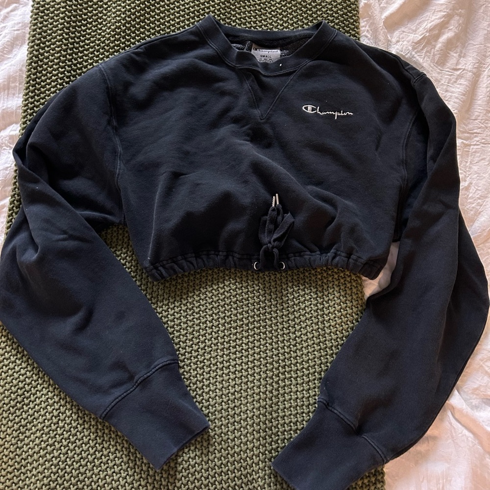 Cropped Washed Black Champion Crewneck